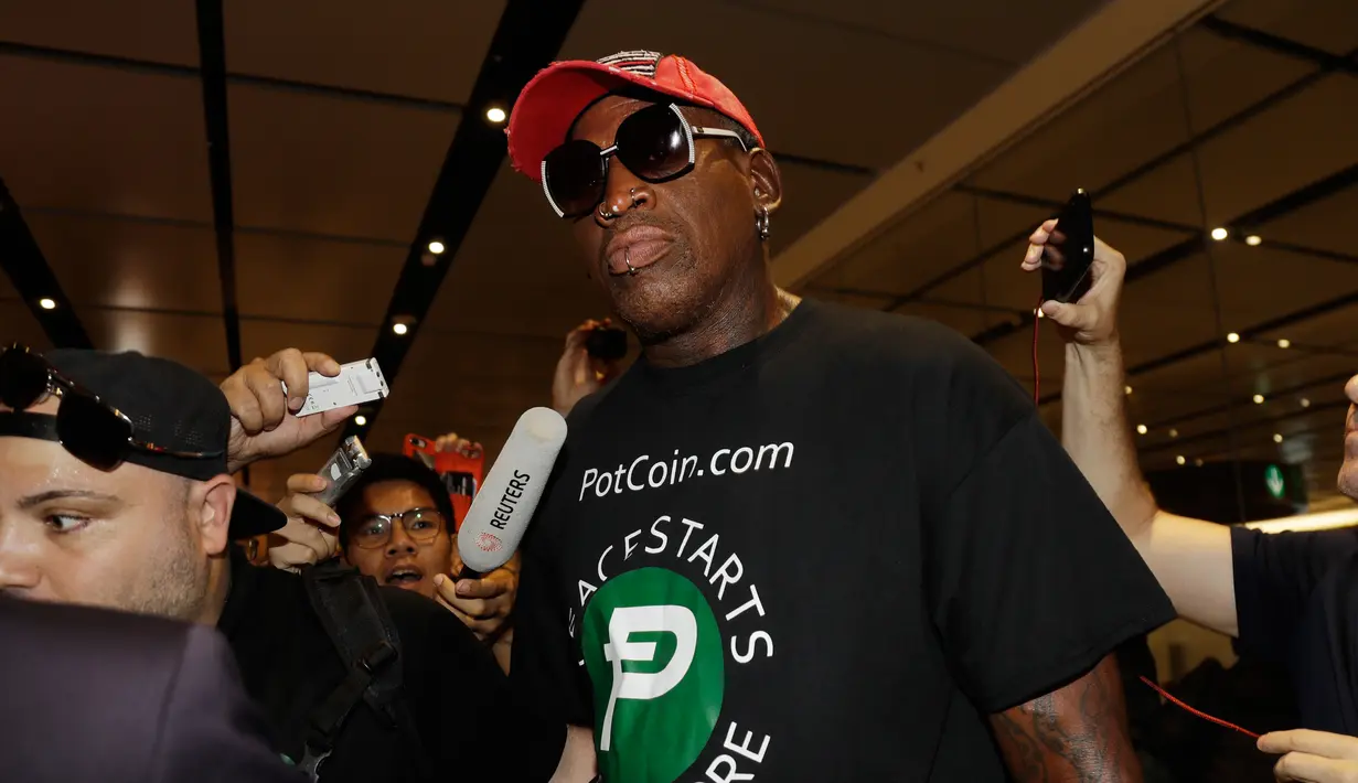 Mantan pebasket NBA, Dennis Rodman setibanya di bandara Changi, Singapura, Selasa (12/6). Dennis Rodman adalah salah satu dari sedikit orang Barat yang mengunjungi Korea Utara dan bertemu Kim Jong Un. (AP Photo/Wong Maye-E)