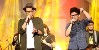Unjuk kebolehan dua penyanyi solo. Afgan dan Kunto Aji berduet dalam mini konser bertajuk Musik Keren. (Andy Masela/Bintang.com)