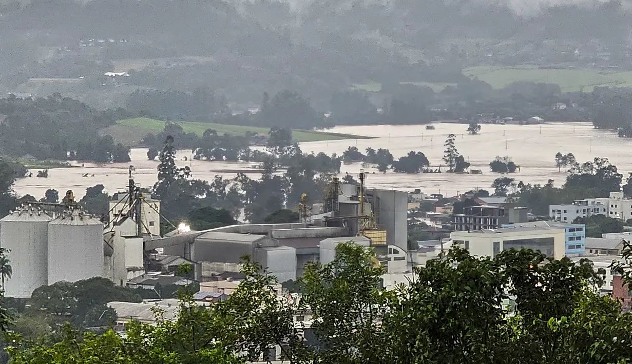 Sedikitnya 10 orang tewas dan lebih dari 21 orang hilang setelah badai menyebabkan banjir di negara bagian Rio Grande do Sul. (Photo by Gustavo Ghisleni / AFP)