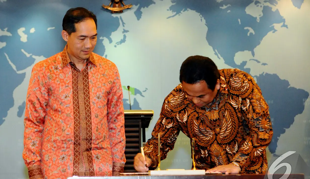 Menteri Perdagangan Rachmat Gobel menandatangani berita acara serah terima jabatan didampingi Mantan Menteri Perdagangan Muhammad Lutfi di Kantor Kementerian Perdagangan, Jakarta, Senin (27/10/2014). (Liputan6.com/Andrian M Tunay)