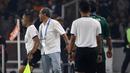Ekspresi marah pelatih Persebaya Surabaya, Aji Santoso (dua kiri), saat melakukan protes kepada asisten wasit dalam pertandingan pekan kelima BRI Liga 1 2023/2024 melawan Persija Jakarta yang berlangsung di SUGBK, Jakarta, Minggu (31/7/2023). (Bola.com/Ikhwan Yanuar)