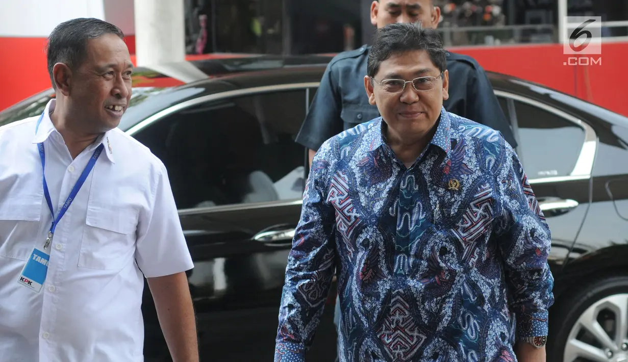Wakil Ketua DPR Utut Adianto bersiap menjalani pemeriksaan di Gedung KPK, Jakarta, Selasa (18/9). Dalam kasus suap proyek infrastruktur di Purbalingga, KPK telah menetapkan Bupati nonaktif Purbalingga Tasdi sebagai tersangka. (Merdeka.com/Dwi Narwoko)