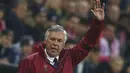 Pelatih Bayern Munchen, Carlo Ancelotti memberikan arahan kepada timnya saat melawan PSV Eindhoven pada laga grup D Liga Champions di Allianz Arena, Munich, Kamis (20/10/16) dini hari WIB. (Reuters/Michael Dalder)