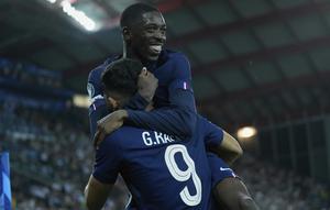 Ousmane Dembele merayakan gol Goncalo Ramos di laga PSG vs Tottenham di UEFA Super Cup 2025 di Bluenergy Stadium, Italia, Kamis (14/08/2025) dini hari WIB. (AP Photo/Darko Bandic)