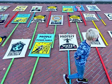 Spanduk dan poster-poster dipasang di trotoar saat para demonstran bersiap berunjuk rasa menentang KTT APEC pada hari Minggu, 12 November 2023 di San Francisco. (AP Photo/Noah Berger)