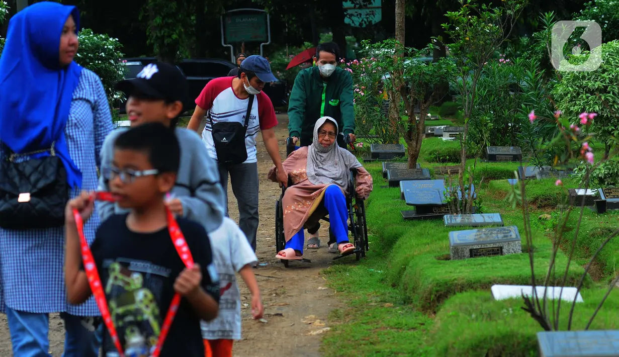 Warga berziarah ke makam TPU Malaka di Jakarta Timur, Sabtu (11/2023). Untuk menghindari kepadatan saat berziarah ke makam keluarga, warga memilih untuk lebih awal guna menghindari kepadatan ziarah kubur jelang bulan suci Ramadhan 1444 Hijriah. (merdeka.com/Imam Buhori)