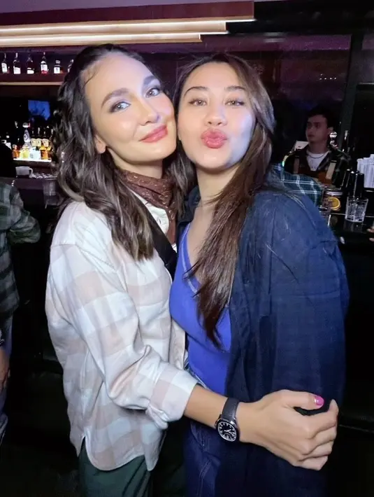 Aaliyah Massaid mengenakan flannel warna navy yang dipadukan inner biru dan rok denimnya.  [@lunamaya]