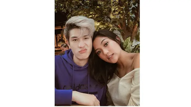 Potret Kebersamaan Marion Jola dengan Pasangan