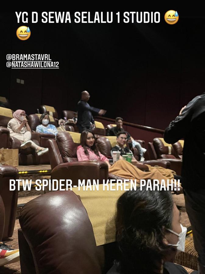 Natasha Wilona dan Verrell Bramasta nonton Spider-Man: No Way Home (Foto: Instagram/@bajaaa__)