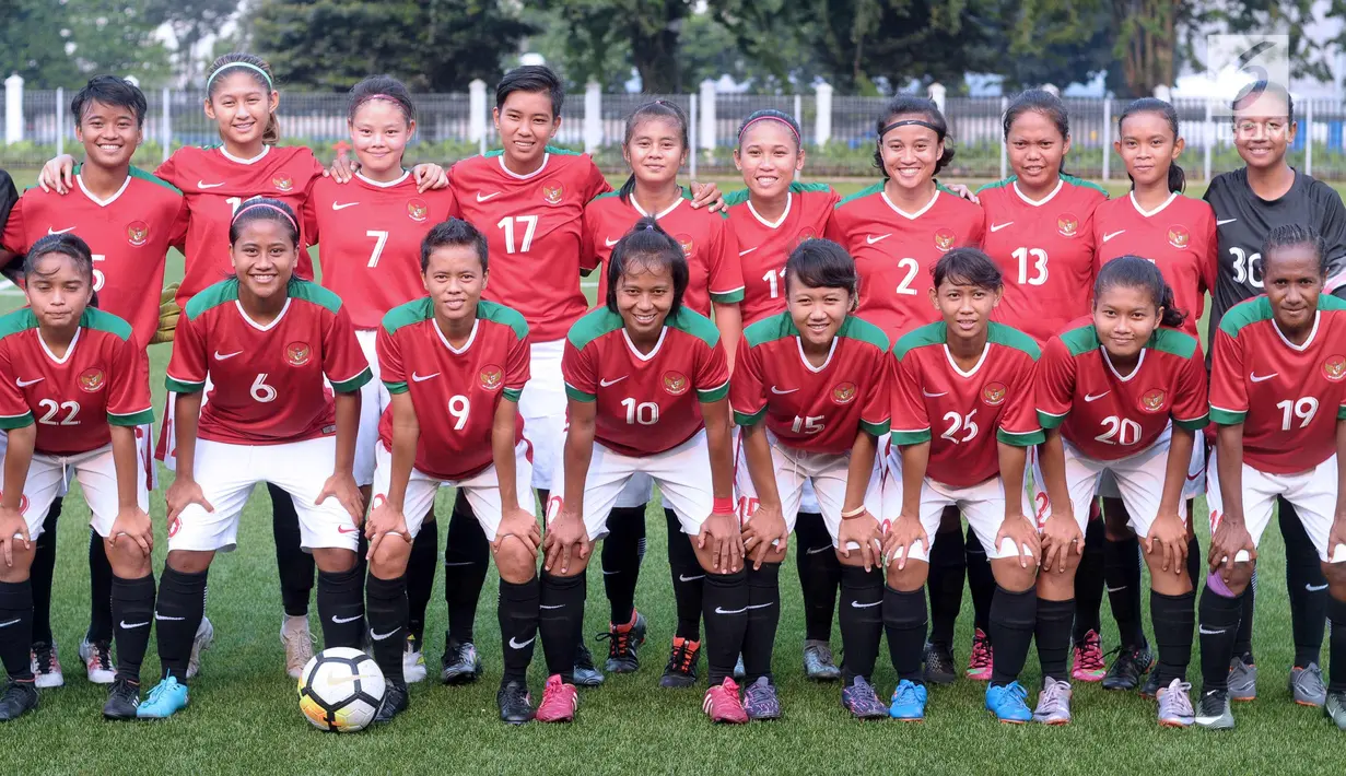 Pemain Timnas Wanita Indonesia berpose bersama jelang uji tanding melawan tim Indonesian Football Ambassador di Lapangan C Kompleks GBK, Jakarta, Kamis (5/4). Uji tanding ini persiapan jelang Piala AFF Wanita 2018. (Liputan6.com/Helmi Fithriansyah)