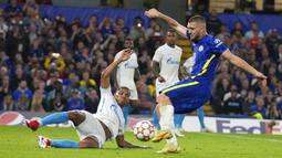Pemain Chelsea Mateo Kovacic (kanan) berebut bola dengan pemain Zenit St Petersburg Wilmar Barrios pada pertandingan Grup H Liga Champions di Stadion Stamford Bridge, London, Inggris, Selasa (14/9/2021). Chelsea menang 1-0. (AP Photo/Kirsty Wigglesworth)