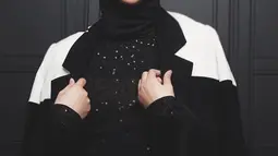 Sempat menjadi seorang model, tak heran jika gaya pemotretan Aryani tampak bak profesional. Gaya makeup yang ia pilih pun membuatnya tampak sebagai sosok pemberani. Busana serab hitam dan putih yang digunakan bintang sinetron Kepompong ini menambah kesan elegan. (Liputan6.com/IG/@aryanifitriana24)