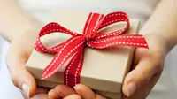 Adanya libur natal dan tahun baru di penghujung tahun juga sering digunakan orang-orang sebagai momen bertukar hadiah