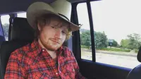 Kabar menyedihkan datang dari penyanyi bersuara emas Ed Sheeran. Sebuah bencana menimpanya dan menyebabkan terjadinya patah tulang di bagian tangan. (Instagram/teddysphotos)