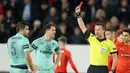 Wasit Ivan Kruzliak dari Slowakia memberikan kartu merah ke bek Arsenal, Sokratis Papastathopoulos selama pertandingan babak 16 besar Liga Europa di Roazhon Park Prancis (7/3). Rennes menang telak 3-1 atas Arsenal. (AP Photo/David Vincent)