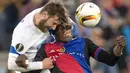 Pemain KKS Lech Poznan Tamas Kadar (kiri) berebut bola dengan pemain Basel Breel Embolo pada laga UEFA Europa League grup I di Stadion St Jakob Park, Basel, Jumat (2/10/2015). AFP Photo / Fabrice Coffrini