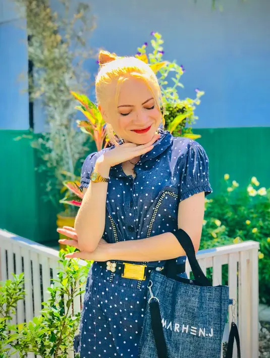 Herolena juga seorang mahasiswa jurusan Manajemen Bisnis di Universitas Papua.