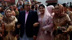 Putri Presiden Joko Widodo, Kahiyang Ayu dan Muhammad Bobby Afif Nasution mesra bergandengan setibanya di rumah paman sang suami, di Medan, Selasa (21/11). Kahiyang akan menjalani upacara adat pemberian Boru Siregar. (Liputan6.com/Johan Tallo)