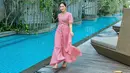 Masih dengan warna merah muda, kali ini Bunga Zainal memilih long dress polos tanpa motif dan bagian top dengan leher yang dalam. Mana tampilan bak princess dari Bunga Zainal yang jadi favoritmu, Sahabat FIMELA? Foto: Instagram.