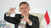 John Herdman menggantikan posisi Patrick Kluivert yang hengkang bersama jajarannya pada Oktober 2025, selepas gagal membawa skuad Garuda lolos Piala Dunia 2026. Tampak dalam foto, pelatih kepala tim nasional sepak bola Indonesia yang baru, John Herdman memberi isyarat saat berbicara dalam konferensi pers di Jakarta, Selasa 13 Januari 2026. (AP Photo/Achmad Ibrahim)