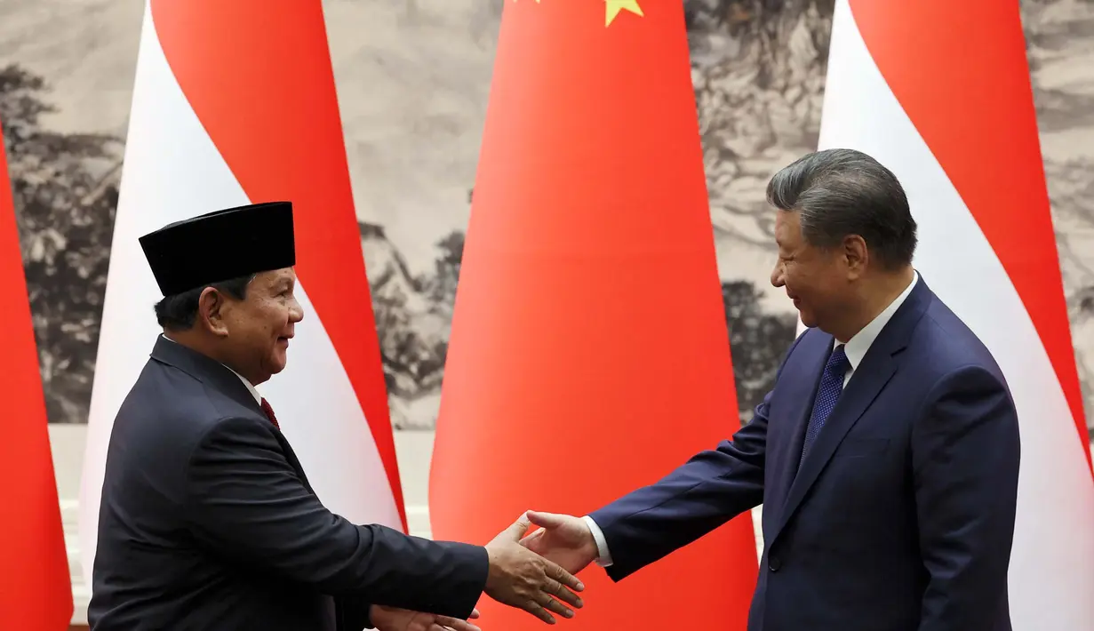 Presiden Indonesia Prabowo Subianto (kiri) berjabat tangan Presiden China Xi Jinping dalam upacara penandatanganan di Aula Besar Rakyat di Beijing pada 9 November 2024. (FLORENCE LO/POOL/AFP)
