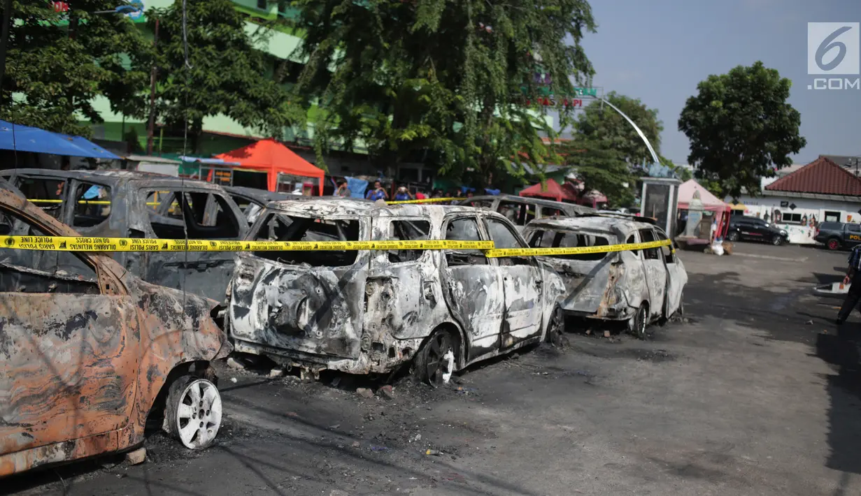 Garis polisi terpasang pada sejumlah kendaraan yang terbakar di sekitar asrama Brimob Jalan KS Tubun, Petamburan, Jakarta Barat, Rabu (22/5/2019). Diketahui kerusuhan terjadi di lokasi tersebut, buntut demo depan gedung Bawaslu yang berujung ricuh. (Liputan6.com/Faizal Fanani)