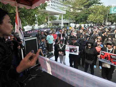Massa Presidium Rakyat Menggugat saat menggelar aksi Save Meiliana di depan Gedung Mahkamah Agung (MA), Jakarta, Rabu (12/9). Massa meminta MA untuk membebaskan Meiliana dari tuntutan. (Merdeka.com/Iqbal Nugroho)