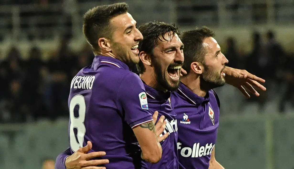 Foto pada tanggal 22 April 2017, Kapten Fiorentina Davide Astori merayakan gol bersama rekan setimnnya saat melawan Inter Milan. Astori telah bermain sebanyak 91 laga di Serie A bersama Fiorentina dengan mengoleksi 3 gol. (AFP Photo/Andreas Solaro)