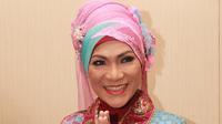 Dalam suatu acara, Dorce juga mulai mengkreasikan hijabnya dengan mengkombinasikan warna pastel dengan warna yang menyala.  (Agus Apriyanto/Kapanlagi)