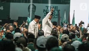 Ketua Umum Partai Gerindra Prabowo Subianto bersama Ketua Umum PKB Muhaimin Iskandar saat menyapa para kader PKB dalam acara PKB Road To Election 2024 di Tennis Indoor Senayan, Jakarta, Minggu (30/10/2022). Acara itu dihadiri oleh para kader Partai Kebangkitan Bangsa (PKB) dari seluruh wilayah di Indonesia. (merdeka.com/Iqbal S Nugroho)