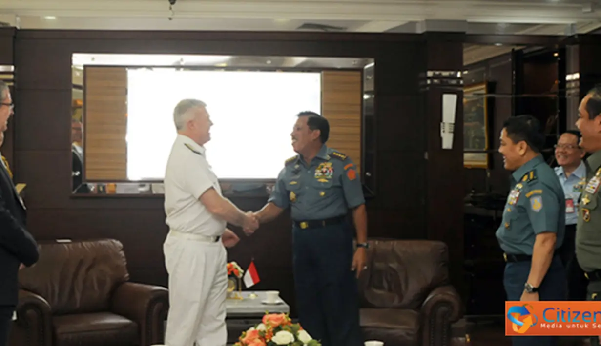Citizen6, Cilangkap: Panglima TNI Laksamana TNI Agus Suhartono, menerima CC Kasal New Zealand RADM A.J. Tony PARR, ONZM, MVO di ruang tamu Panglima TNI, Mabes TNI Cilangkap, Selasa (18/9). (Pengirim: Badarudin Bakri)
