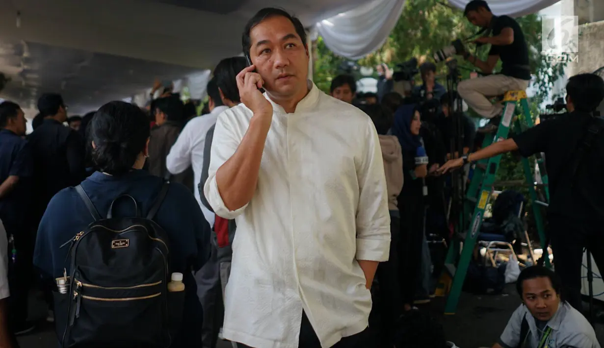 Mantan Menteri Perdagangan Muhammad Lutfi hadir di rumah duka Presiden ke-3 RI BJ Habibie di Patra Kuningan, Jakarta, Kamis (12/9/2019). Sejumlah tokoh nasional terus berdatangan ke rumah duka atas meninggalnya BJ Habibie. (Liputan6.com/Immanuel Antonius)