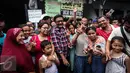 Cawagub DKI Jakarta Djarot Saiful Hidayat foto bersama dengan warga saat kampanye, Jakarta, Rabu (9/11). Meski sempat dapat penolakan dari sekelompok orang, namun Djarot tetap blusukan untuk menyerap aspirasi warga. (Liputan6.com/Faizal Fanani)