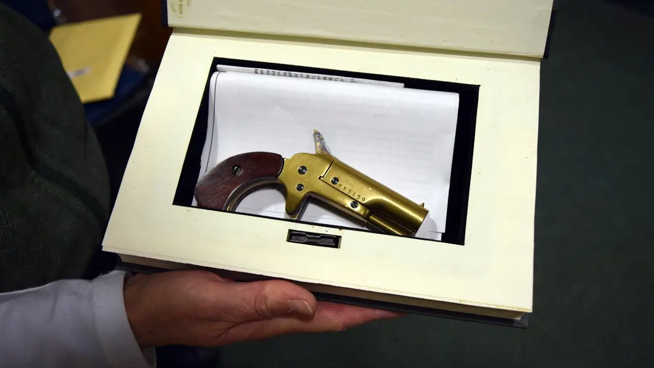 Pistol Di Dalam Buku Sumbangan Goodwill