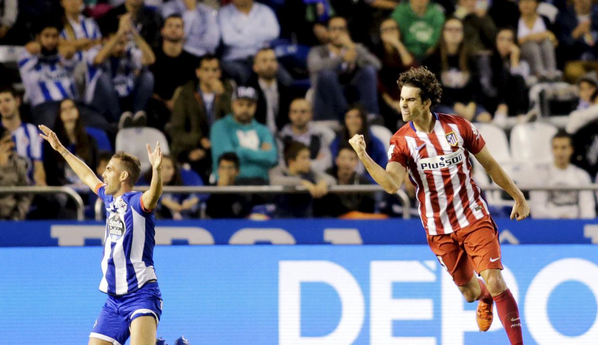 Pemain Atletico Madrid Tiago Cardoso (kanan) merayakan gol saat melawan Deportivo Coruna pada lanjutan La Liga Spanyol di Stadion Riazor, Sabtu (30/10/2015) dini hari. Atletico bermain imbang 1-1. (REUTERS/Miguel Vidal)