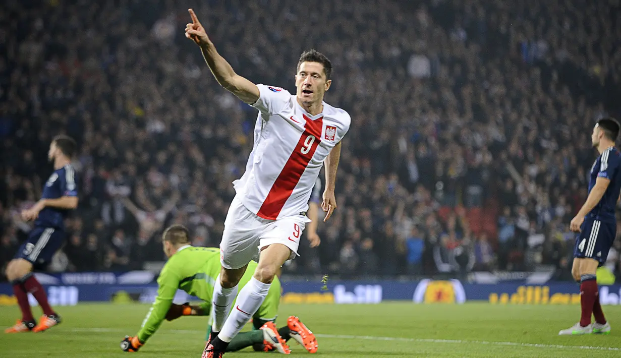 PERINGKAT I -  Striker Polandia, Robert Lewandowski memimpin klasemen pencetak gol terbanyak pada kualifikasi Piala Eropa 2016 dengan total 13 gol dalam 10 pertandingan. (AFP Photo/Andy Buchanan)