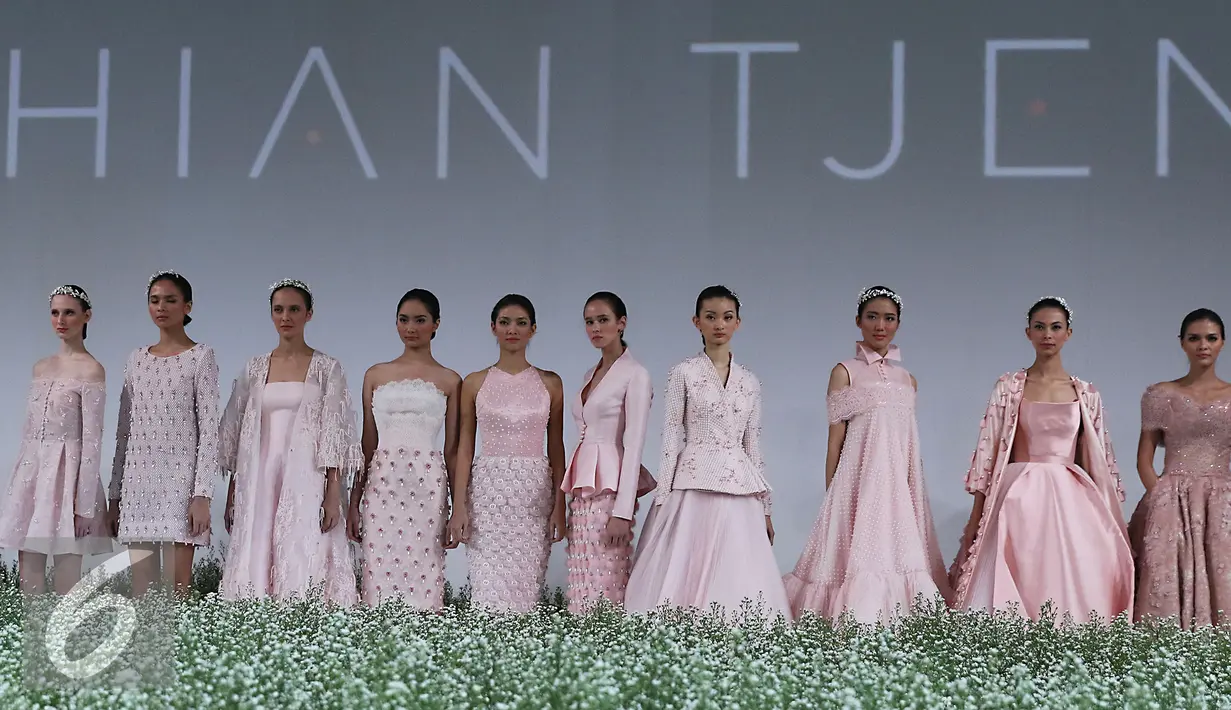 Sejumlah model membawakan busana rancangan Hian Tje di acara IPMI Trend show 2016, Di Senayan City, Jakarta, Selasa  (1/12). Perancang Hian Tje  menghadirkan busana-busana feminin dan cantik berwarna pink. (Liputan6.com/Herman Zakharia)