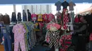 Pengunjung melihat pakaian di Skybridge Tanah Abang, Jakarta, Jumat (4/1). Pemerintah menargetkan Penyaluran kredit usaha (KUR) untuk 2019 ditetapkan sebesar Rp 140 triliun. (Liputan6.com/Angga Yuniar)