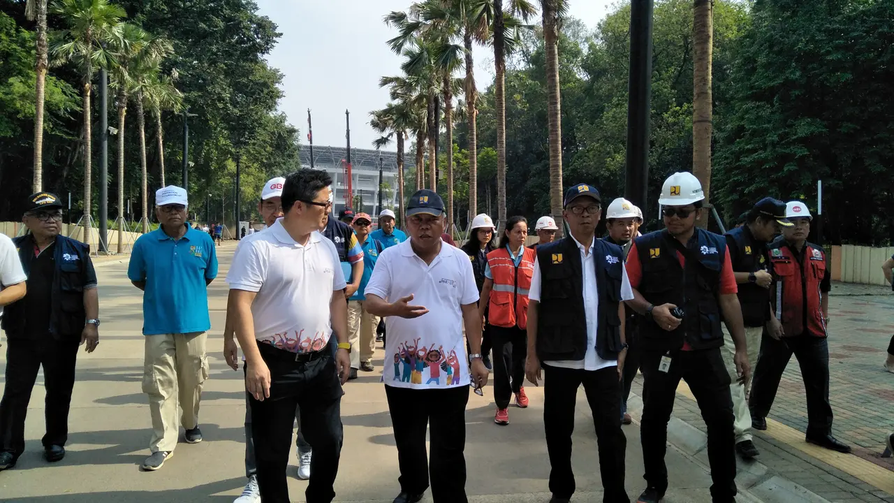 Menteri Pekerjaan Umum dan Perumahan Rakyat (PUPR) Basuki Hadimuljono meninjau sejumlah venue dan fasilitas di Gelora Bung Karno (GBK). Foto: (LIputan6.com/Septian Deny)