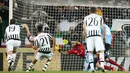 Pemain Juventus, Paulo Dybala, saat mencetak gol dari penalti ke gawang Lazio pada lanjutan Serie A di Stadion Juventus, Turin, Kamis (21/4/2016) dini hari WIB. (AFP/Marco Bertorello)