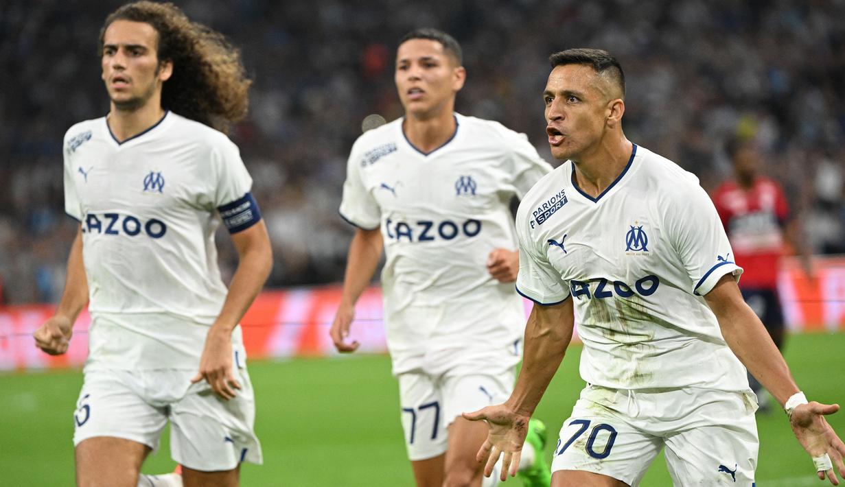 Marseille. Dalam 7 laga awal Liga Prancis 2022/2023, Marseille menempati peringkat kedua dalam klasemen sementara dengan raihan 19 poin, hasil dari 6 kali menang dan 1 kali imbang dan masih steril dari kekalahan. Perolehan poin Marseille sebenarnya sebanding dengan PSG sebagai pemuncak klasemen sementara. Marseille hanya kalah selisih gol 11 berbanding 21 milik PSG. Hasil impresif Marseille tak lepas dari sumbangsih striker anyar asal Cile yang didatangkan dari Inter Milan, Alexis Sanchez yang langsung moncer dengan mencetak 4 gol. (AFP/Christophe Simon)