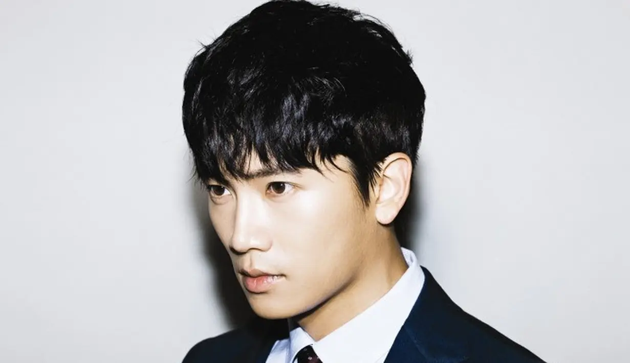 Nama Ji Sung mulai dikenal publik saat ia bermain dalam drama Protect the Boss dan Secret Love. Walaupun sudah berumur 41 tahun, akan tetapi pesonanya tak luntur. (Foto: soompi.com)