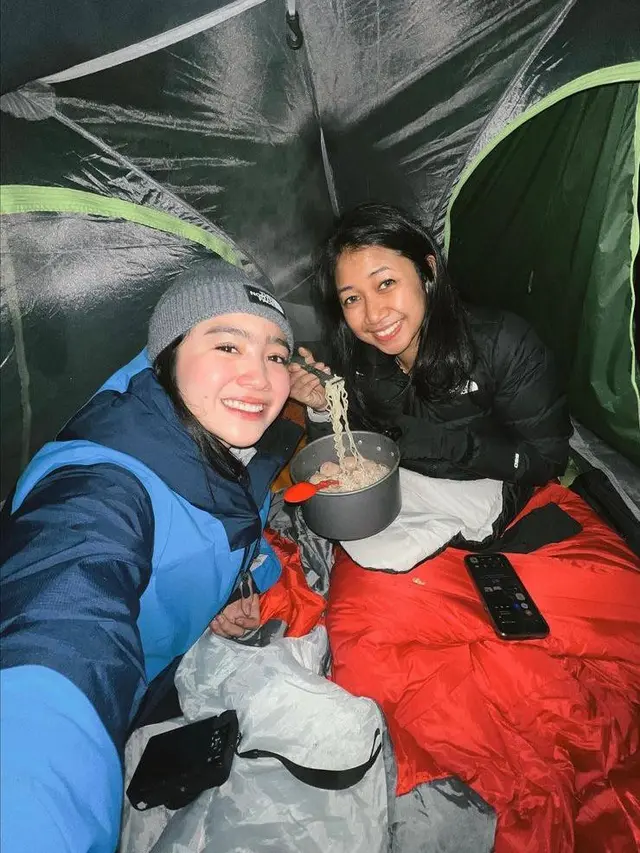 7 Gaya Sporty Febby Rastanty Saat Mendaki Gunung Merbabu, Tetap Cantik dan Stylish