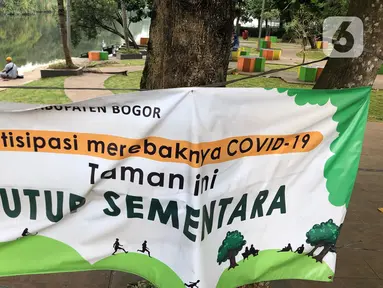 Warga beraktivitas di sekitar Setu Cibinong, Jawa Barat, Kamis (11/6/2020). Meskipun spanduk larangan penutupan telah dipasang, namun sebagian warga tetap nekat beraktivitas di kawasan tersebut untuk memancing ikan atau berekreasi. (Liputan6.com/Immanuel Antonius)