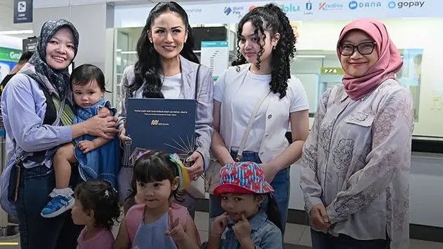 Gaya Dua Anak Aurel Hermansyah saat Dimomong Krisdayanti Keliling Jakarta. [@krisdayantilemos]