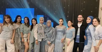 Ashanty baru saja meluncurkan skincare terbaru dengan mengadakan acara yang mengundang banyak artis menggunakan busana dress code baby blue. Misalnya Olla Ramlan mengenakan hijab biru gelap dipadukan long dress lengan panjang baby blue shimmer polos. [@amy_r_qanita]
