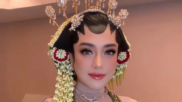 Celine Evangelista Tampilan dengan baju adat jawa. [@hepidavid]