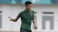 Pemain Timnas Indonesia, Fachruddin Aryanto, saat sesi latihan di Stadion Wibawa Mukti, Jawa Barat, Senin (5/11). Pemusatan latihan Timnas ini merupakan persiapan jelang Piala AFF 2018. (Bola.com/M Iqbal Ichsan)