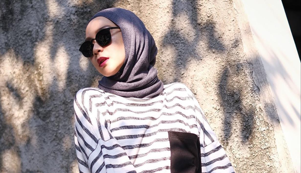 FOTO Gaya Zaskia  Adya  Mecca  Pakai Kacamata Hitam Makin 