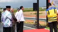 Presiden Jokowi meresmikan sebagian ruas tol Balikpapan-Samarinda (Liputan6.com / Abelda Gunawan)